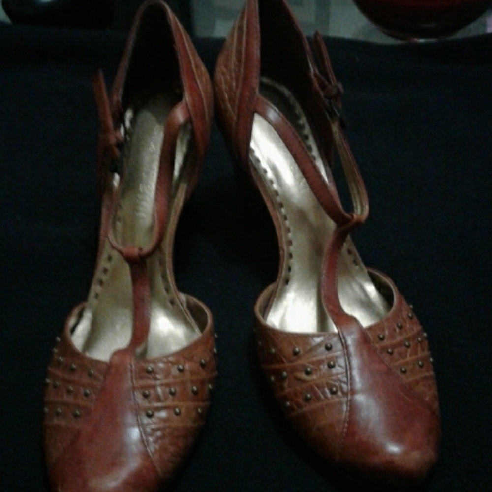 Gianni Bini heels camel leather